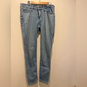 Levi jeans 28-30 has stretch not high rise